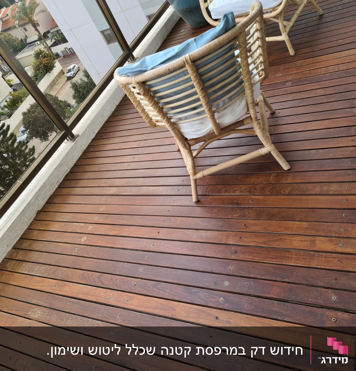 רצפת עץ במרפסת עם כיסאות קש וצמח בעציץ